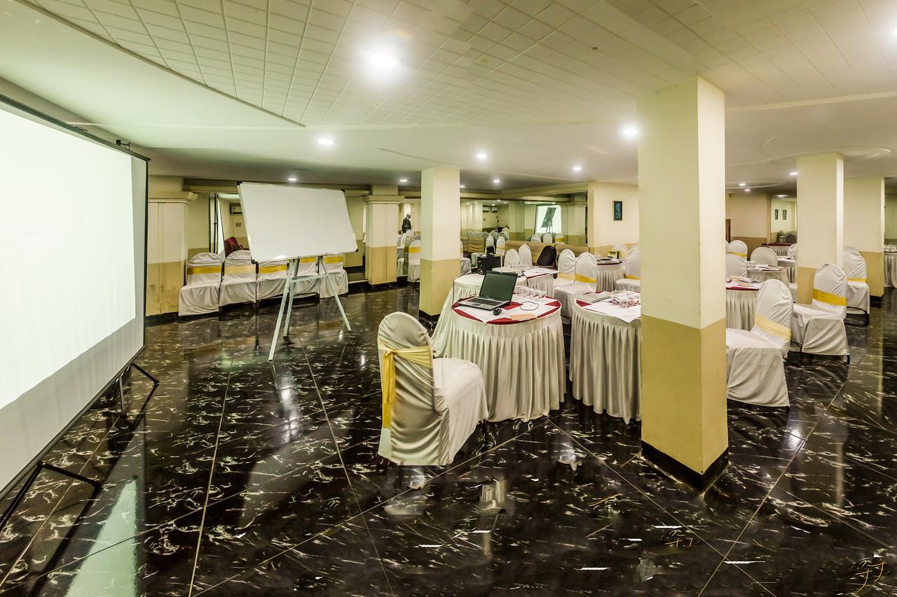 Oyo Flagship 561 Host Inn Bombaim Exterior foto