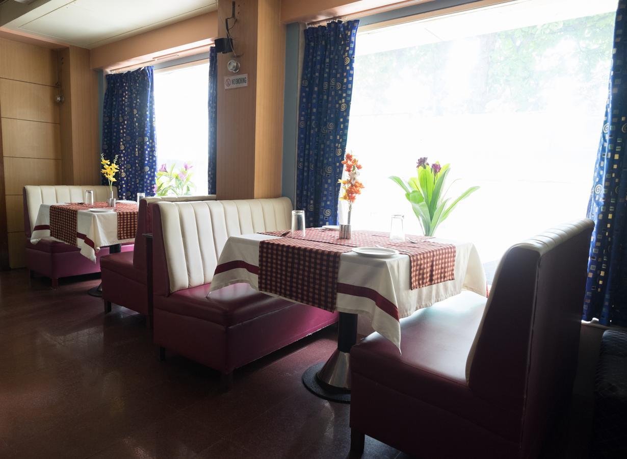 Oyo Flagship 561 Host Inn Bombaim Exterior foto